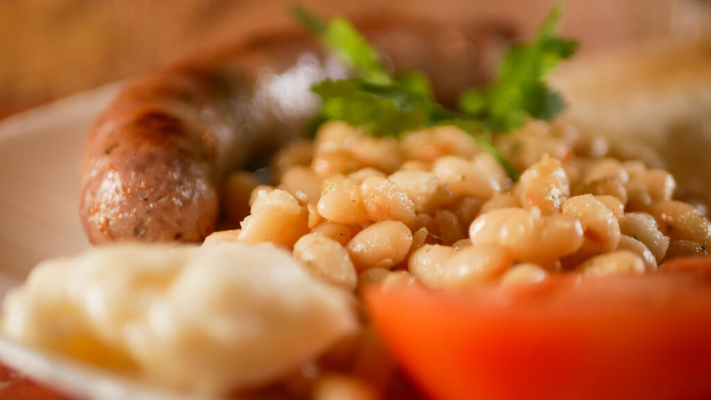 Butifarra de Rubén, acompañada de judías secas, tomate, pan y alioli de la Bodega de Ruben