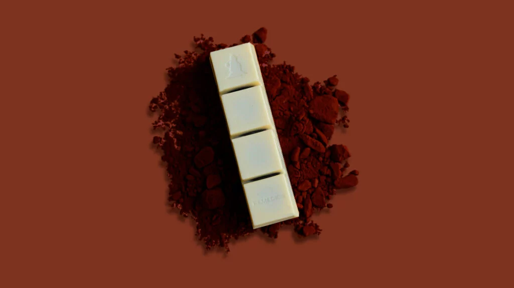 Chocolate Calm de Chocolates Remedios. Chocolate BLANCO con coco, crema de almendras y arena de chocolate negro