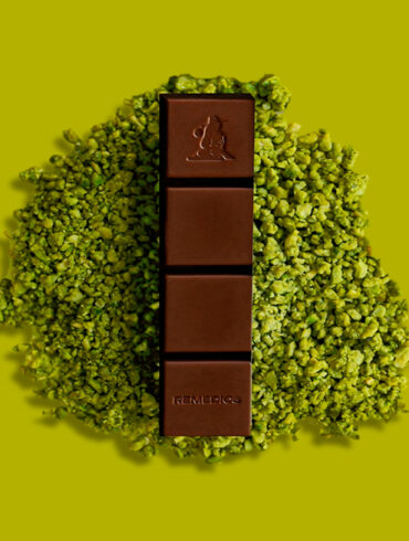 Chocolate Focus de Remedios Chocolates. Mezcla de chocolate BLANCO y NEGRO con crema de cacahuete y pistacho.