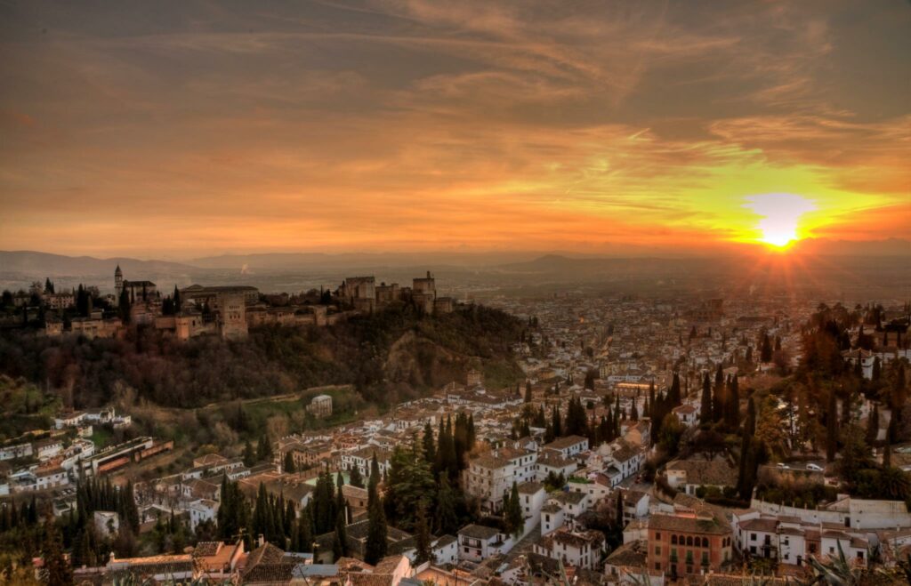 Espectacular vista de la Alhambra de Granada coronando la ciudad moderna. Fotografía de Not Just A Tourist