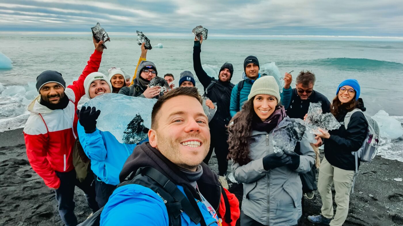 Grupo de viajeros WeRoad en Islandia