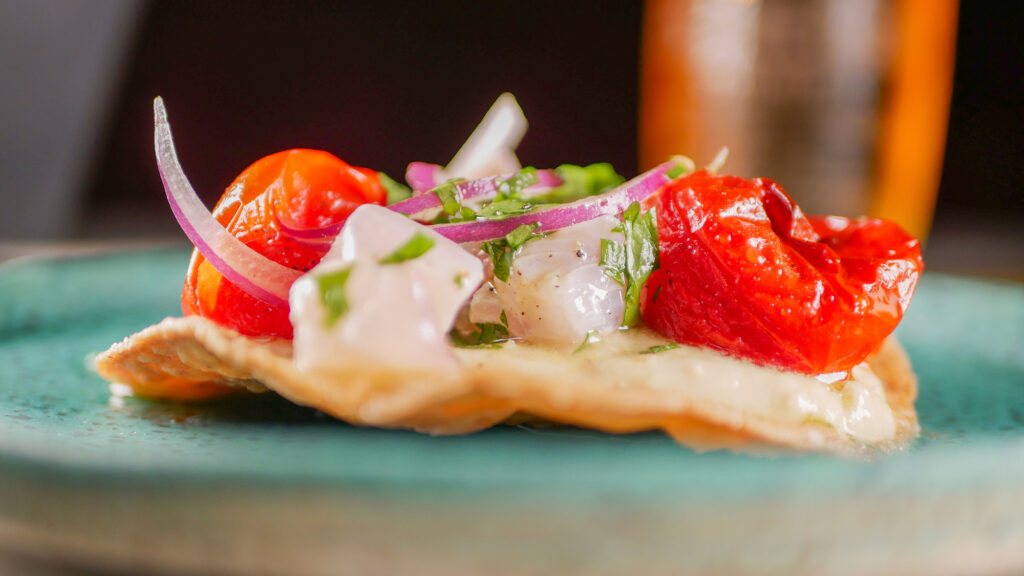 Taco frito con corvina, tomates asados y salsa de Albariño (crema con alcaparra, cebolla caramelizada y vino Albariño) del Restaurante La Prudencia