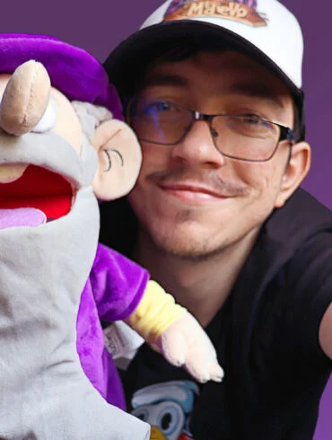 El creador Pablo Díez posando junto a la marioneta de Fimbar Gunnerson