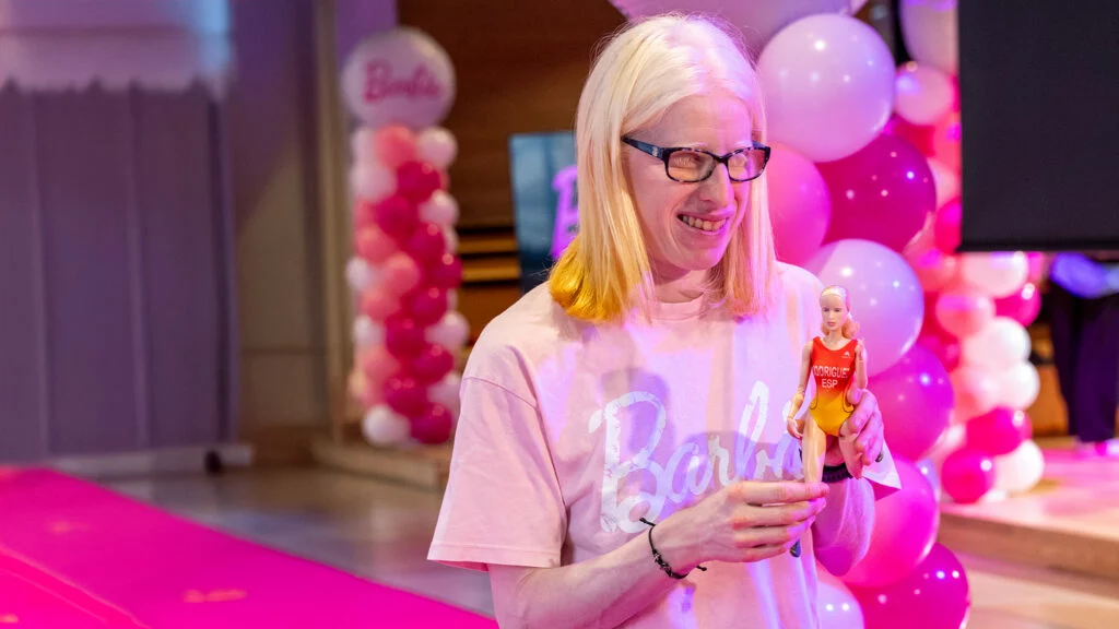La atleta y médica Susana Rodríguez junto con su nueva muñeca Barbie