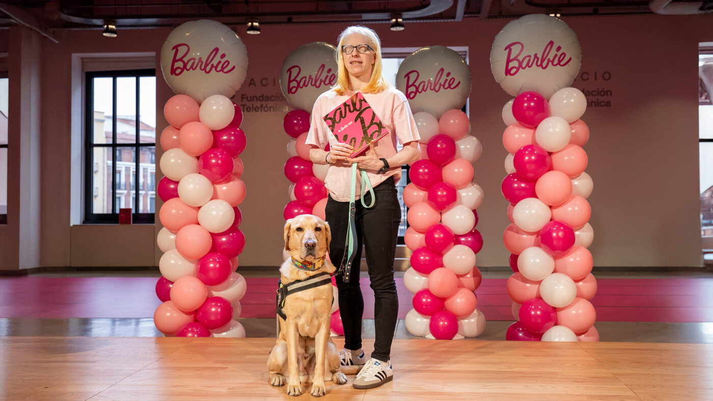 La atleta y médica Susana Rodríguez junto con Yellow, su perro guía