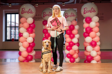 La atleta y médica Susana Rodríguez junto con Yellow, su perro guía