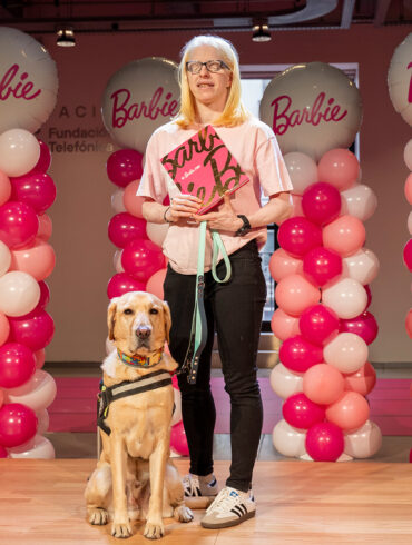 La atleta y médica Susana Rodríguez junto con Yellow, su perro guía