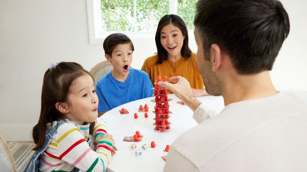 Familia jugando al juego de mesa "Monos locos"