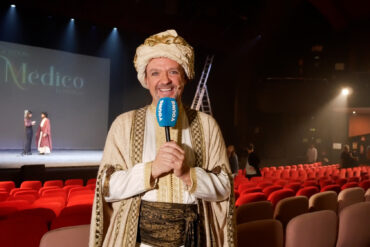 Sergi Albert interpreta al Maestro Avicena en el musical de "El Médico"