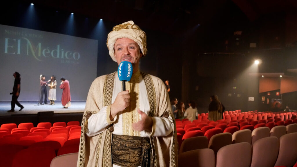 Sergi Albert interpreta al Maestro Avicena en el musical de "El Médico"