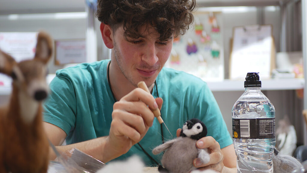 Joven realizando un taller de manualidades en el Creativa