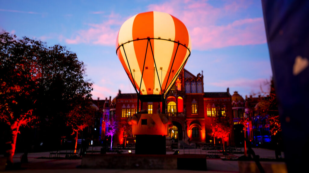 El globo aerostático es la primera atracción lumínica de esta edición en Les Llums de Sant Pau