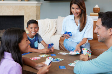 Familia jugando al Phase 10