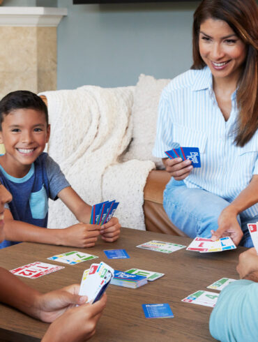 Familia jugando al Phase 10