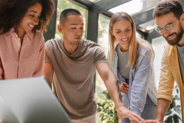 Un grupo de jóvenes reunidos. Freepik