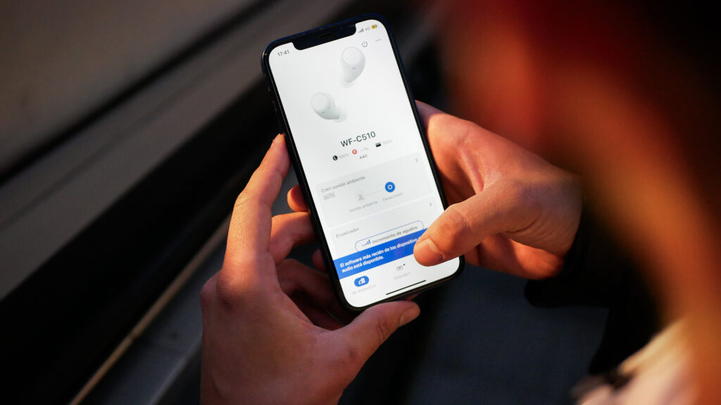 Un usuario SONY está configurando sus nuevos auriculares en la app. Fotografía Man Hoh Tang