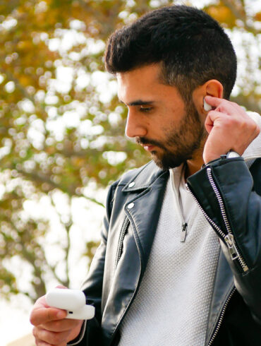 Un usuario está disfrutando de su música con los auriculares SONY WF-C510. Fotografía Man Hoh Tang