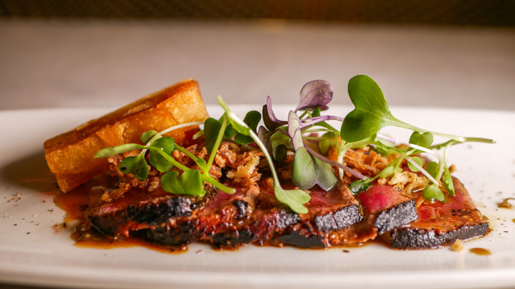 Tataki de ternera marinada con especias árabes con crujiente de patatas