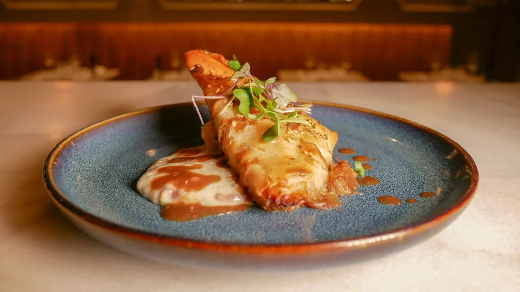 Ruta de las Tapas
Raval Samosa crujiente de rabo de toro y manzana con salsa de vino tinto y puré de patata encurtido de Casa Leopoldo