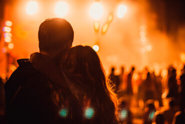 Pareja disfrutando de un concierto abrazados