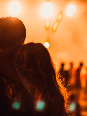 Pareja disfrutando de un concierto abrazados