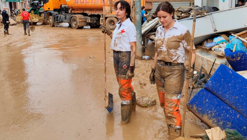 Dos voluntarias de Cruz Roja en un descanso de las labores de limpieza en Valencia