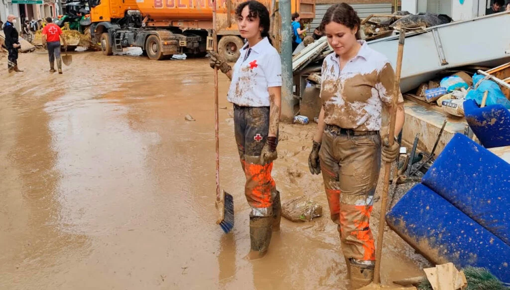 Dos voluntarias de Cruz Roja en un descanso de las labores de limpieza en Valencia
