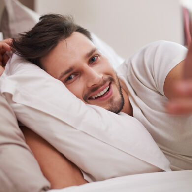 Hombre en la cama