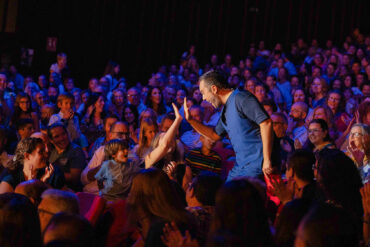 Jorge Blass en el patio de butacas en un momento de "Flipar"