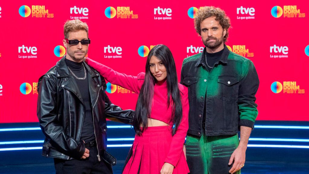 K!ngdom posando tras el anuncio de su candidatura para el Benidorm Fest. Fotografía de Raúl T. Navas / RTVE