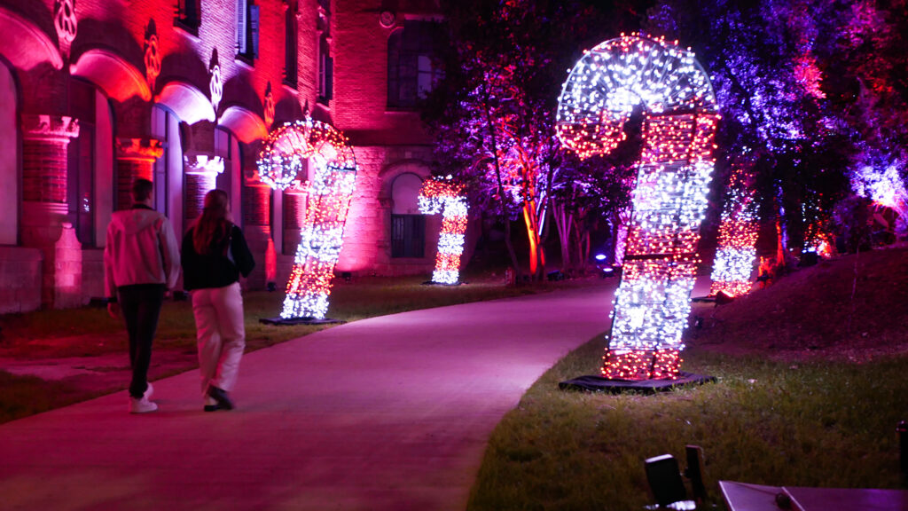 Una pareja pasea por el espectáculo de luces del Recinto Modernista de Sant Pau (Barcelona). Fotografía Man Hoh Tang