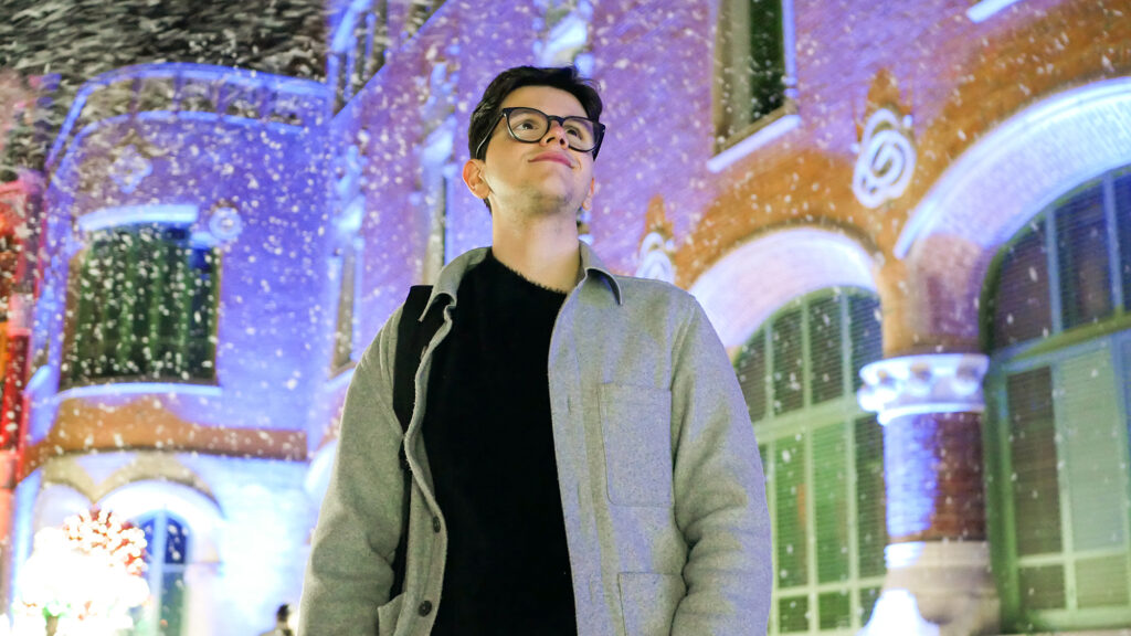 Un visitante bajo una tormenta de nieve en Els Llums de Sant Pau