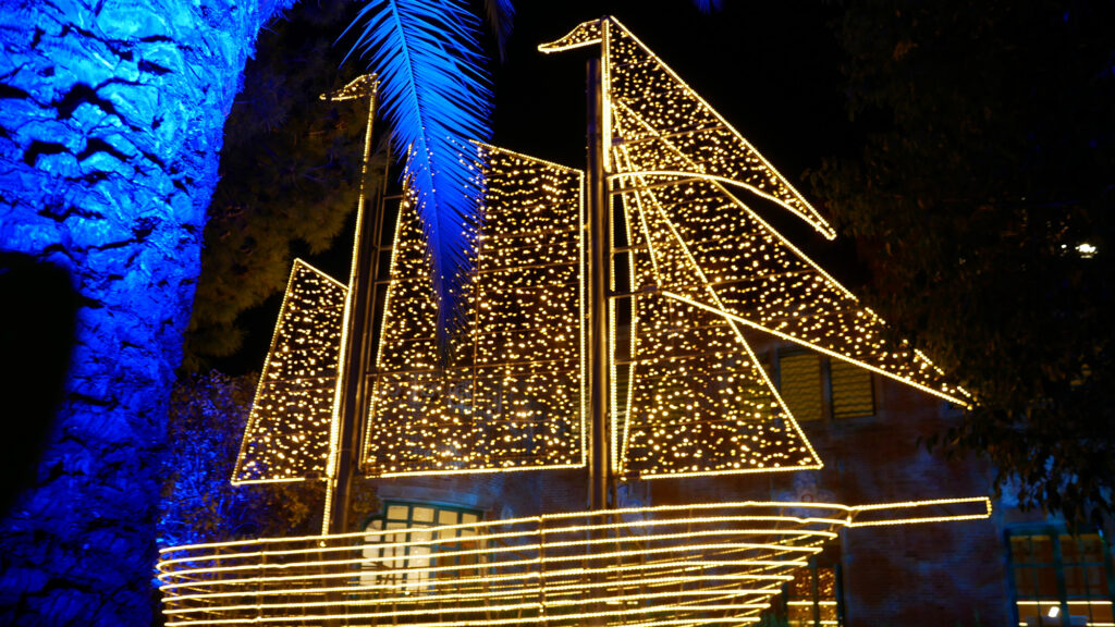 El barco de luces, recordando a los famosos Karavaki, de la tradición griega