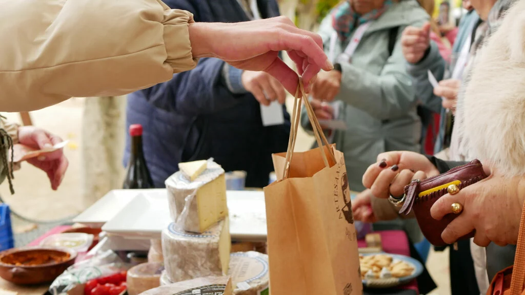 Una comerciante extiende una bolsa en una parada del Mercado de la tierra
