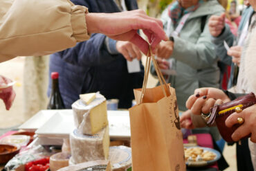 Una comerciante extiende una bolsa en una parada del Mercado de la tierra