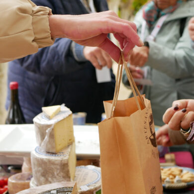Una comerciante extiende una bolsa en una parada del Mercado de la tierra