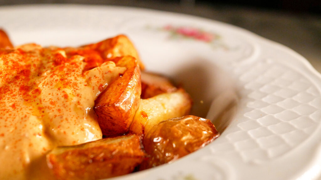 Bravas con alioli de sobrasada del Restaurante Na Midona