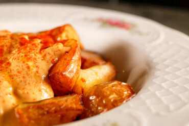 Bravas con alioli de sobrasada del Restaurante Na Midona