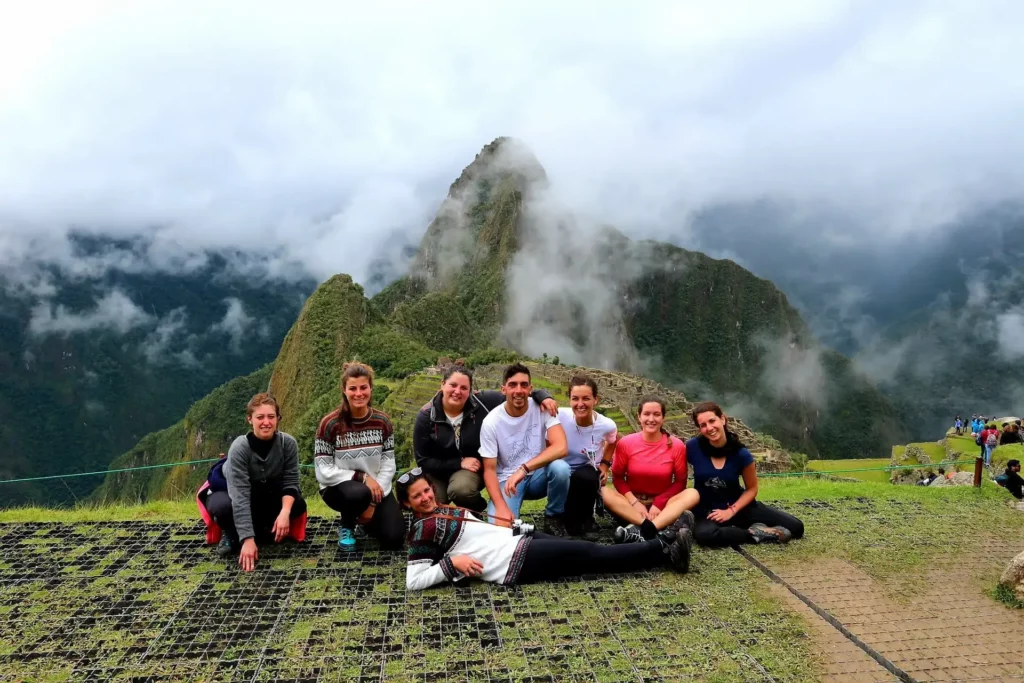 Grupo de viajeros con WeRoad frente al Machu Picchu