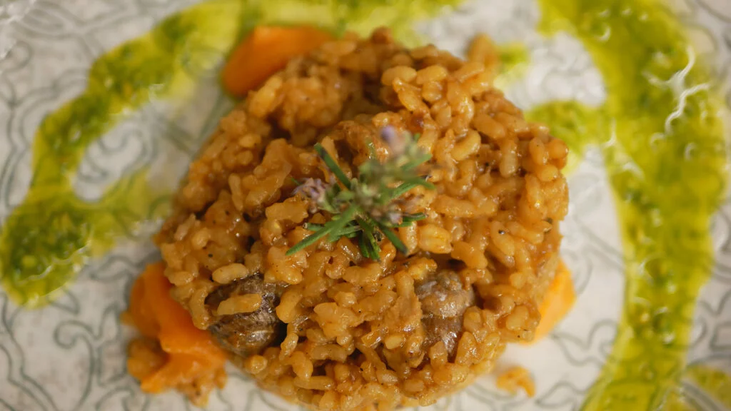 Arroz meloso a la brasa de caracoles, palominos, salchichón y aceite de pistachos de Les Garrigues del Restaurante El Dien
