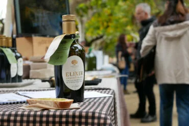 Vista de una tostada y botella de aceite Cuadrat Valley