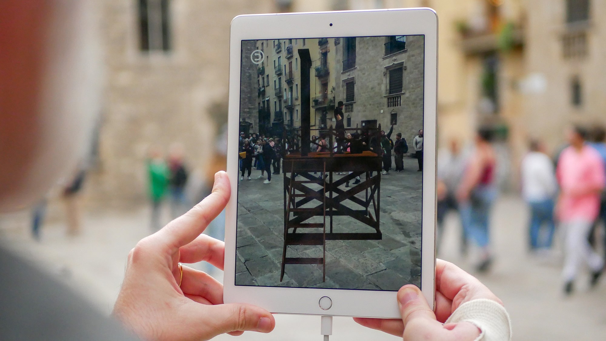 Vista en realidad aumentada de una ejecución y su verdugo en la plaza del Rei