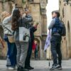 Un guía de HL Comedy realizando una parada frente al palacio del lugarteniente