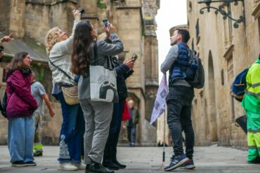 Un guía de HL Comedy realizando una parada frente al palacio del lugarteniente