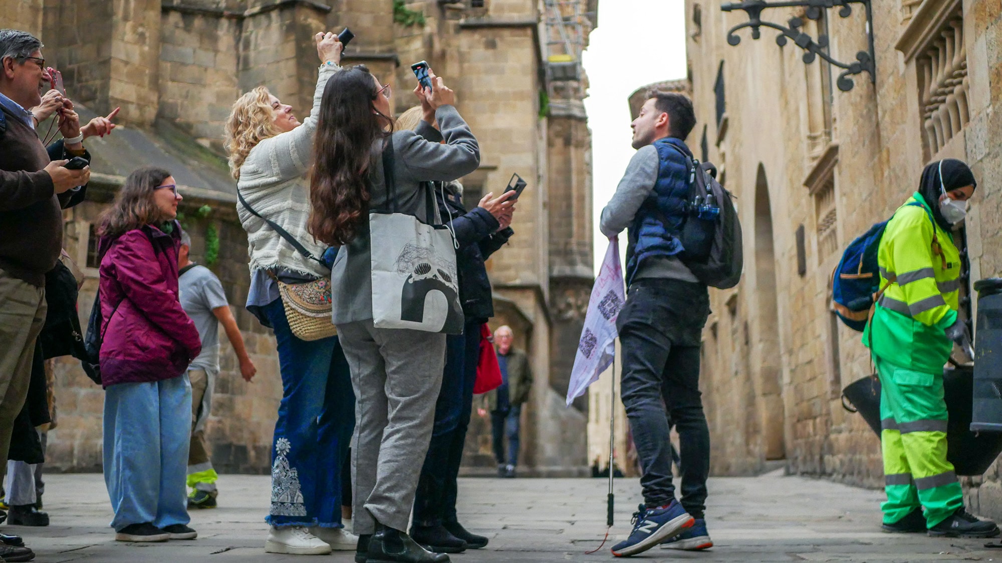 Un guía de HL Comedy realizando una parada frente al palacio del lugarteniente