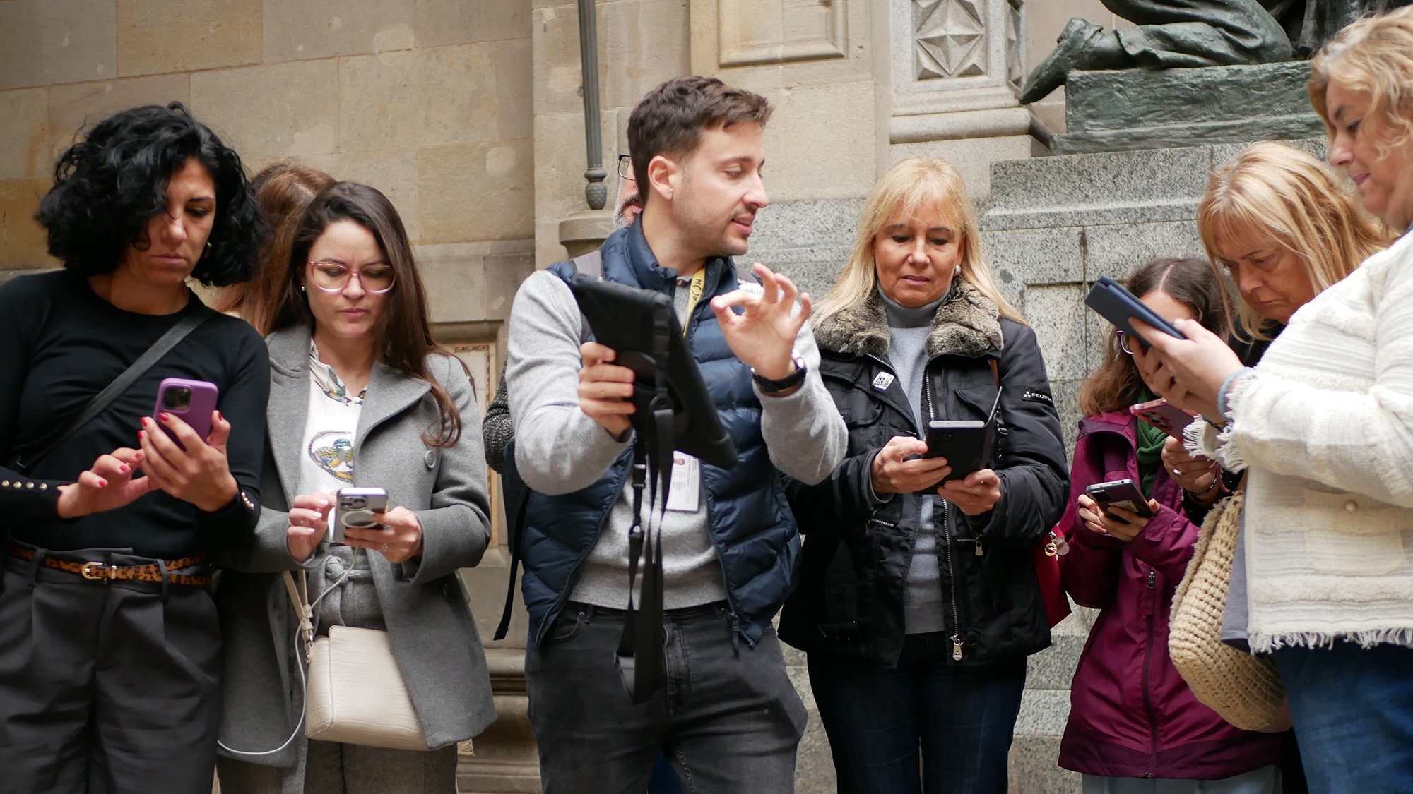 Un guía turistico dando soporte tecnológico a los usuarios antes de arrancar la ruta