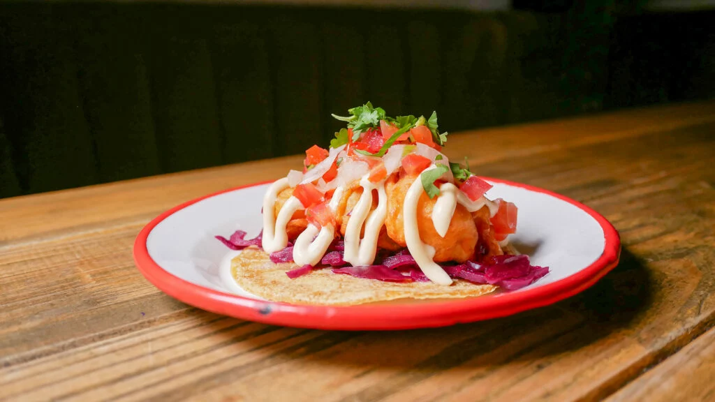 Ruta de las Tapas Raval Tapa de camarón rebozada, col lombarda encurtida, pico de gallo y mayonesa de chiplote de Chula Vista