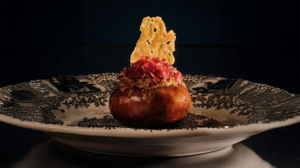 Champiñón relleno de jamón y cebolla acompañado de un Daiquiri Plus