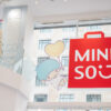 Una compradora disfrutando de las vistas dentro de la Miniso Land