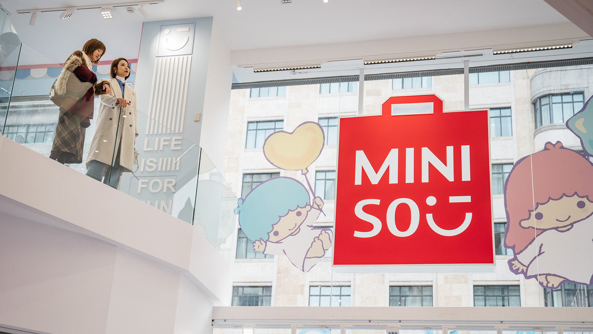 Una compradora disfrutando de las vistas dentro de la Miniso Land